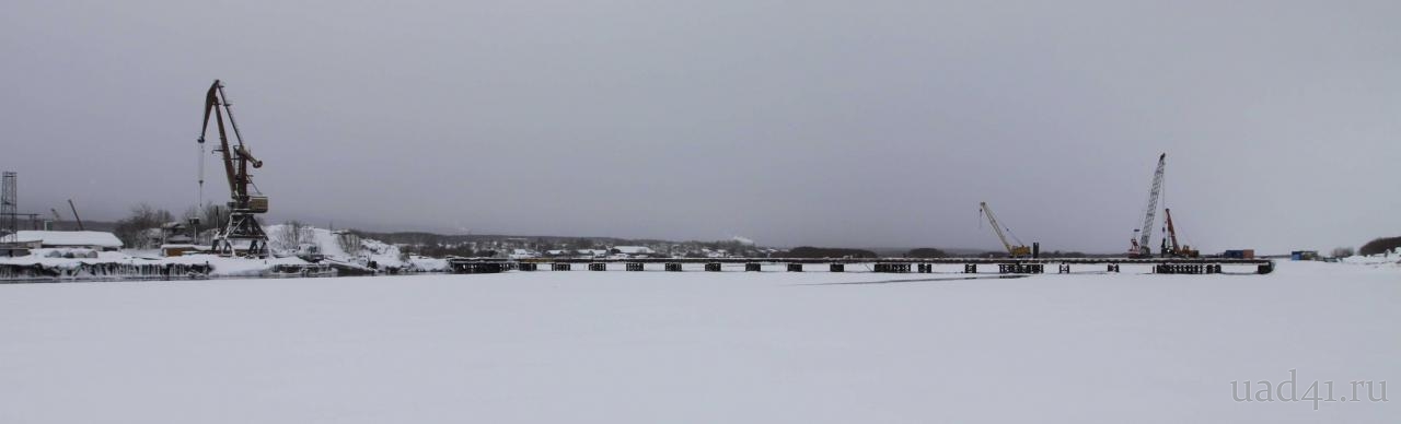 Временный технологический мост через р.Камчатка. Возведение русловых опор капитального моста.